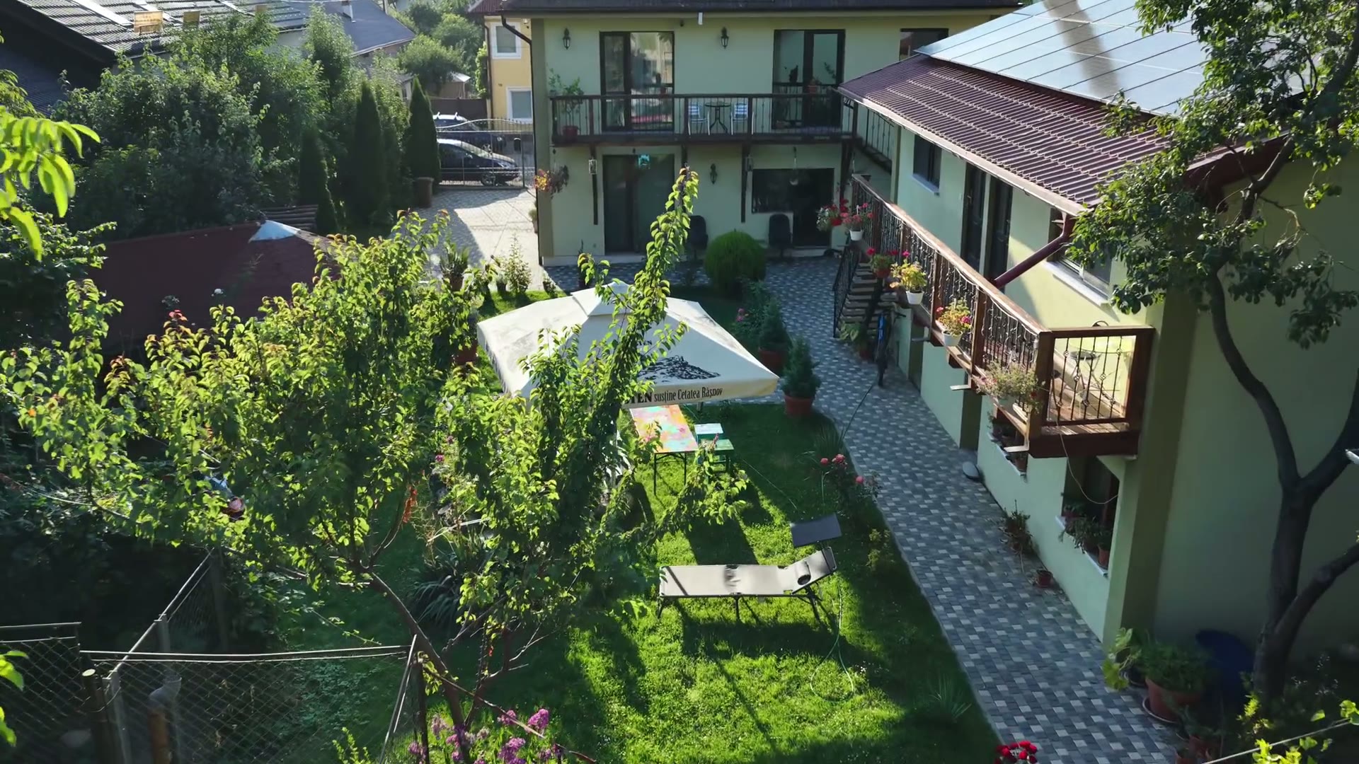 Pensiunea Guest House Karina din Râșnov, la marginea pădurii, în lumina serii